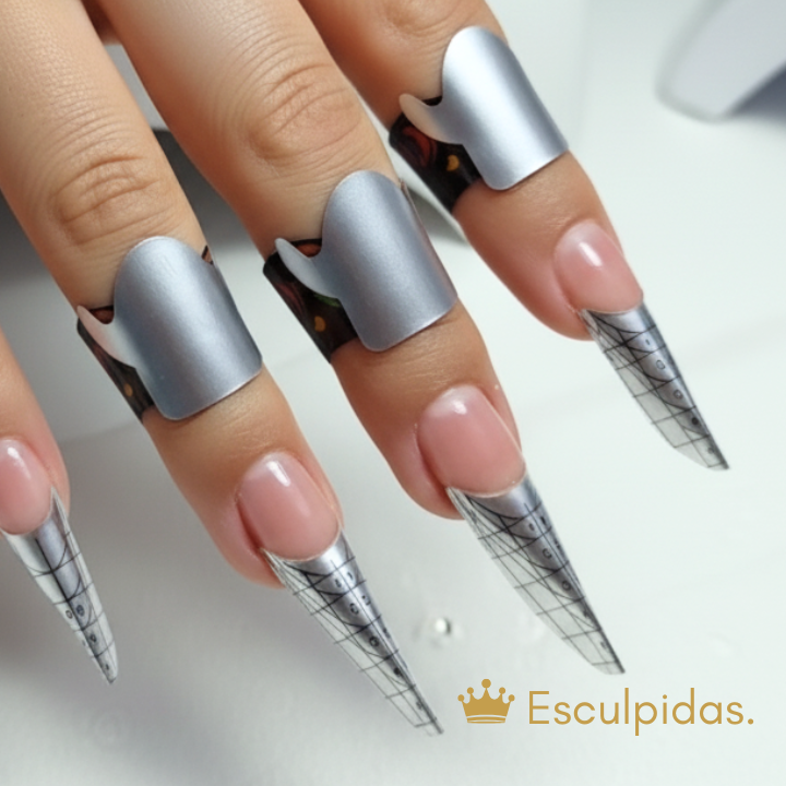 Uñas esculpidas en acrílico.