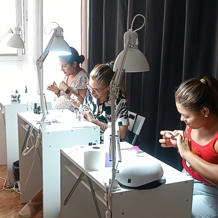 Alumnas en clases de uñas acrilicas en murcia