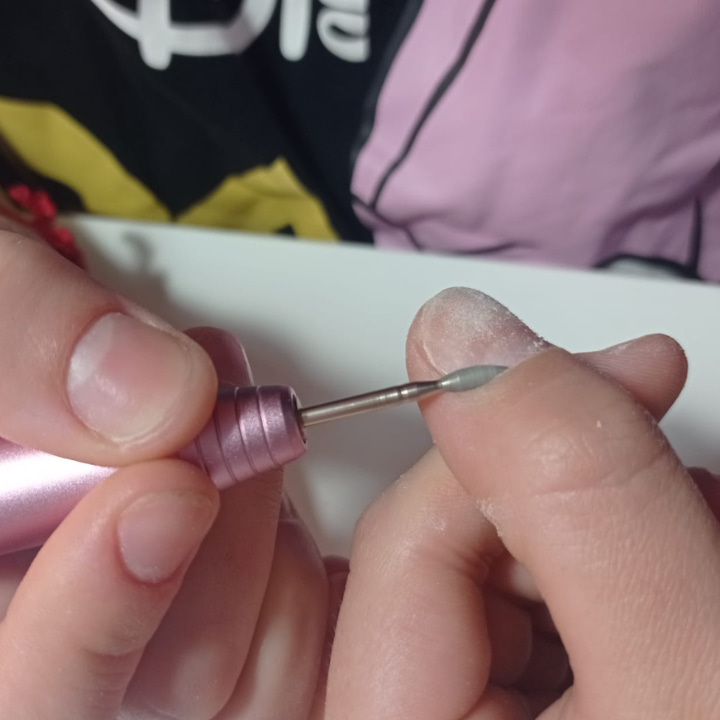 Procedimiento de manicura rusa en manos reales