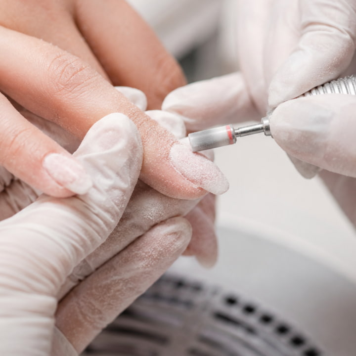 retiro de uñas artificiales con torno